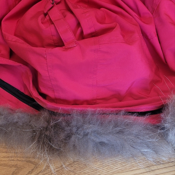 Canada Goose Bomber. Size M. Red. Excellent condition. Thick full down. - Picture 15 of 16